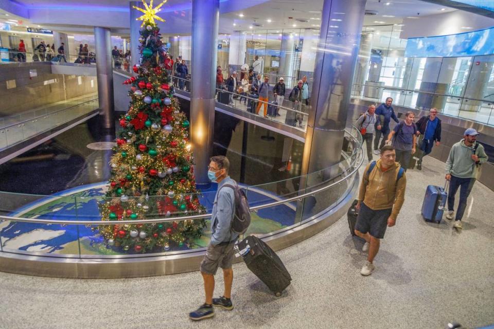 Vista de pasajeros saliendo de la zona de aduanas del Aeropuerto Internacional de Miami (MIA) el miércoles 20 de diciembre de 2023.