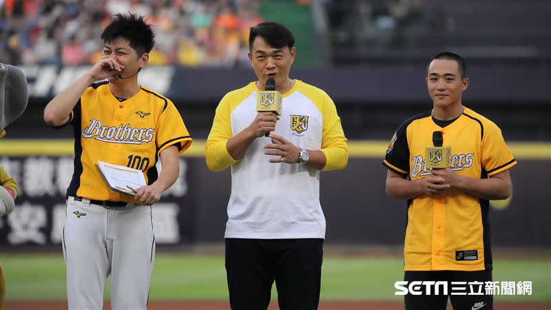 中信兄弟傳奇球星彭政閔和平鎮高中選手王羽飛在台灣大賽第2戰開球。（圖／記者劉彥池攝影）