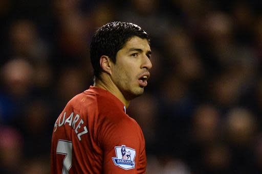 El delantero uruguayo Luis Suárez reacciona durante el partido en el que Liverpool jugó contra Aston Villa en Anfield, Liverpool, el 18 de enero de 2014 (AFP/Archivos | Paul Ellis)