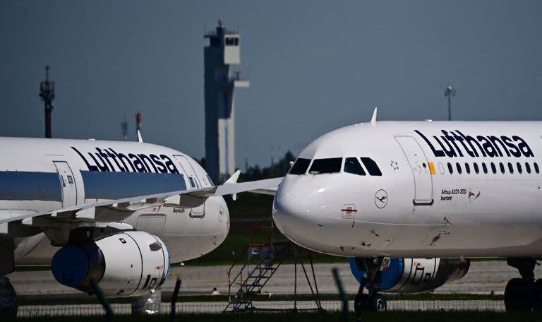 Aviones de Lufthansa en uno de los aeropuertos de Berlín. (Tobias Schwarz / AFP)