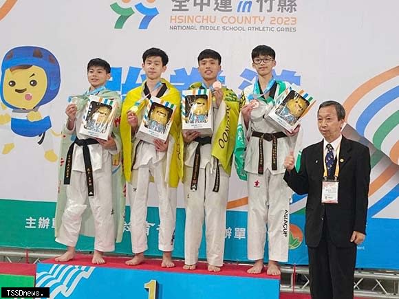 頭前國中陳威利（左二）榮獲國男51量金牌。（頭前跆訓提供）