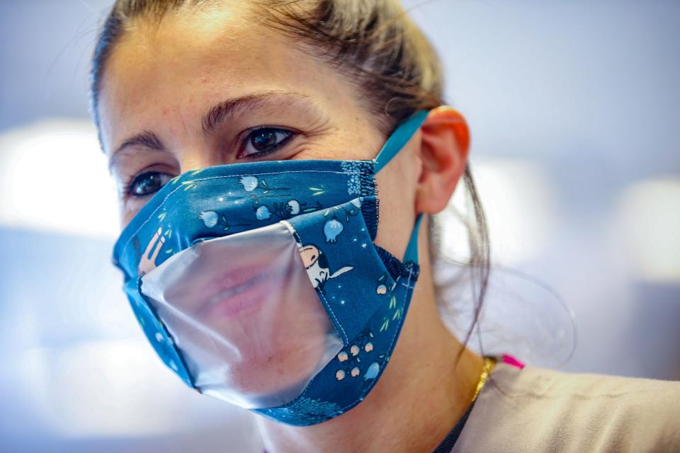 Masken mit Sichtfenstern wurden zur Verbesserung der Kommunikation für Hörgeschädigte angepriesen. Aber viele Gehörlose haben andere Vorstellungen, wie man inklusiver sein kann. (Foto: BRUNO FAHY/Belga/AFP via Getty Images)