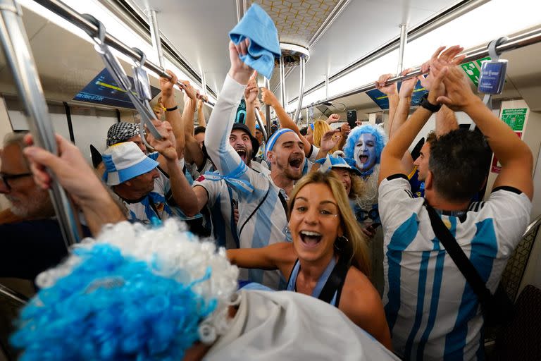 La alegría de los hinchas argentinos en el metro de Doha