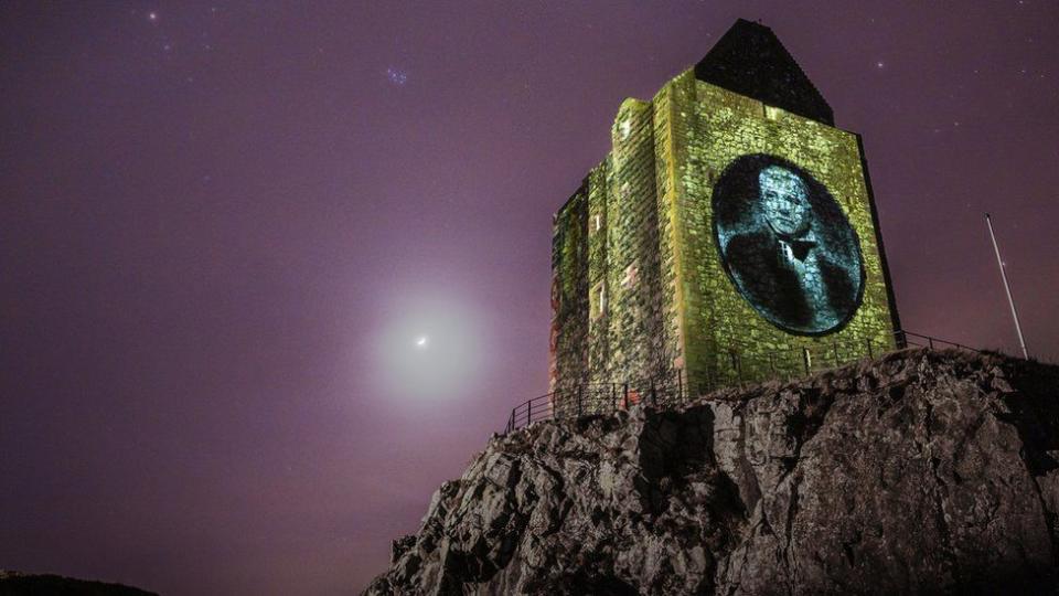 Espectáculo de luces celebrando los 250 años del nacimiento de Scott en la Torre Smailholm, cerca de la granja donde él vivía cuando era niño.