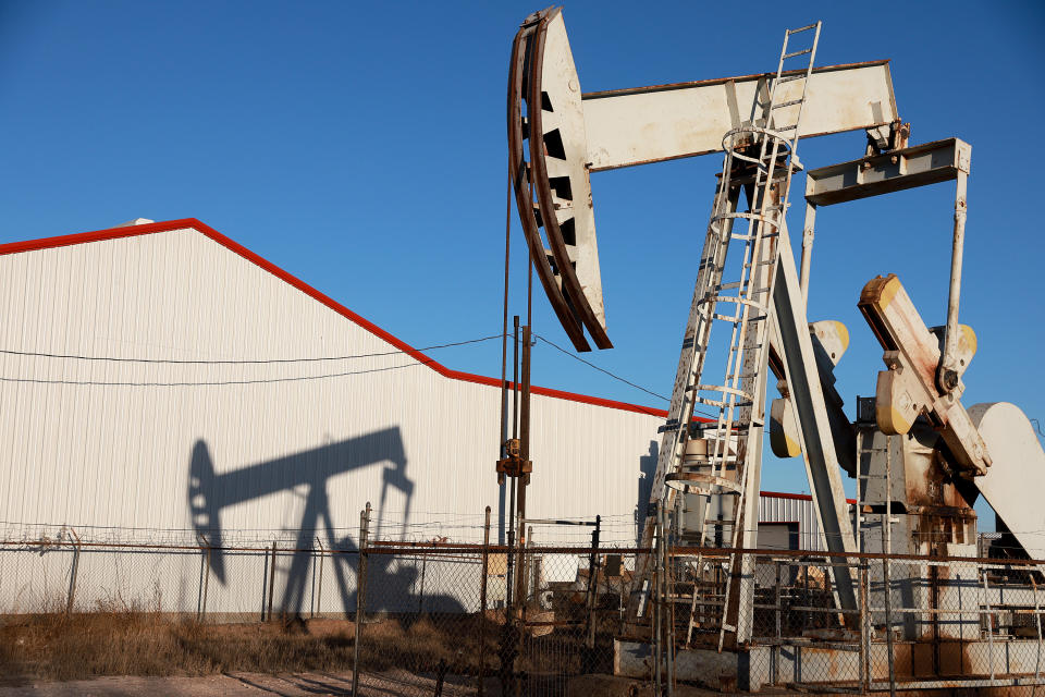 Odessa, Texas - 14 DE MARZO: Una bomba de aceite extrae petróleo del campo petrolero Permian Basin el 14 de marzo de 2022 en Odessa, Texas.  El presidente de EE. UU., Joe Biden, impuso un embargo sobre el petróleo ruso, el tercer productor de petróleo más grande del mundo, lo que podría significar que los productores de petróleo en la cuenca del Pérmico necesitarán extraer más petróleo para satisfacer la demanda.  La Cuenca Pérmica es la cuenca productora de petróleo más grande de los Estados Unidos.  (Foto de Joe Riddell/Getty Images)