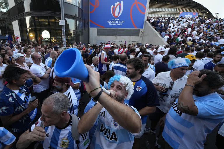 Los hinchas argentinos en el ingreso al estadio, cuando todo era expectativa