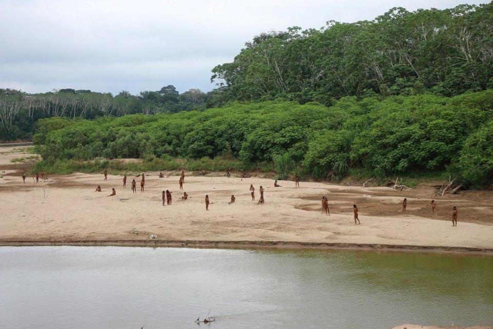 Indigenas en el borde del río. 