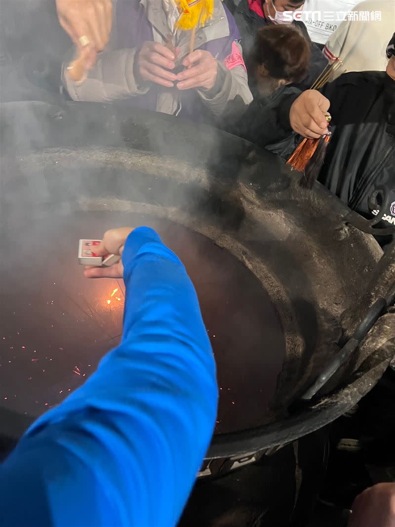 有香燈腳買了火柴盒，會拿到北港朝天宮香爐過火。（圖／記者鄭尹翔攝影）