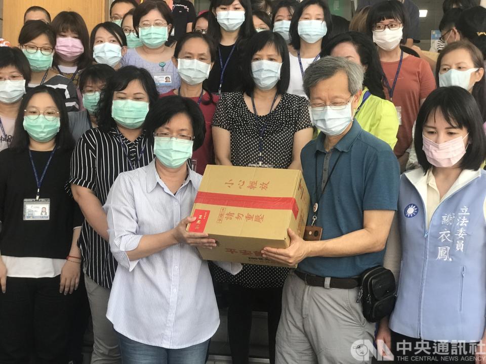 彰化縣衛生局針對無症狀進行居家檢疫民眾篩檢引發爭議，彰化縣長王惠美（左）特別前往彰化縣衛生局，為局長葉彥伯（右）以及衛生局員工加油打氣。(中央社) 