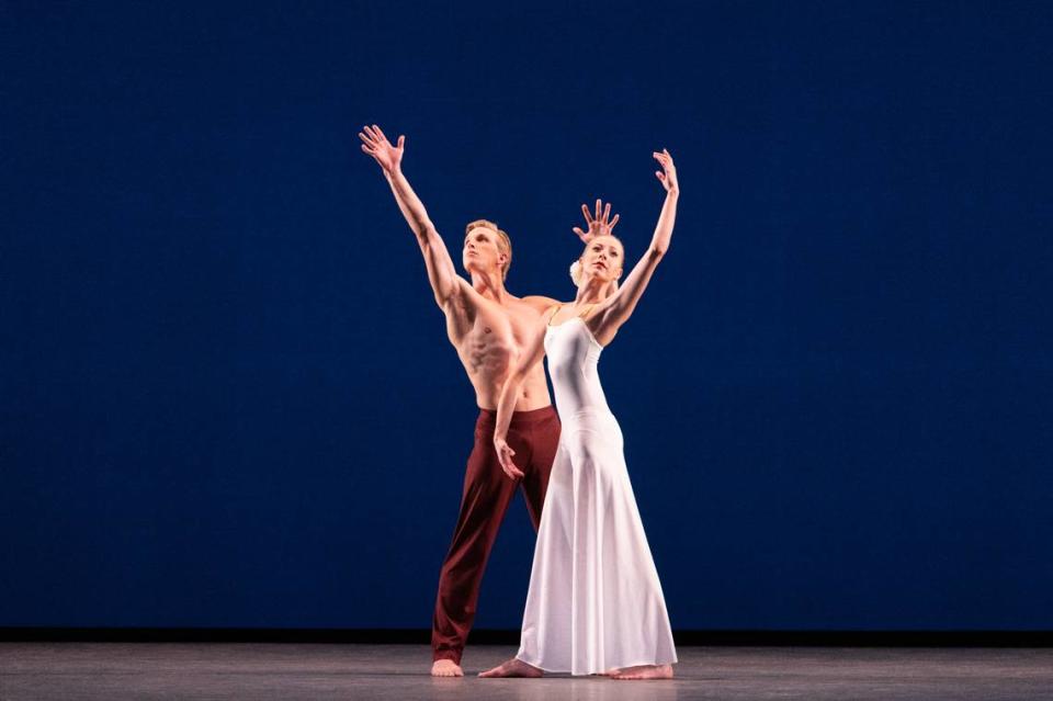 Dawn Atkins y Chase Swatosh, como La Pareja de Blanco, en “Diversion of Angels”, coreografía de Martha Graham.