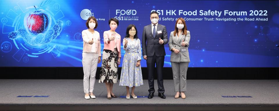 (From left to right) Ms Betty Leung, ex-Advisor of Dah Cheong Hong Holdings; Ms Anna Lin, Chief Executive of GS1 HK; Ms. Teresa Cheung, Senior Principal Executive Officer (Food) of Environment and Ecology Bureau; Hon. Peter Shiu, Legislative Councilor of the HKSAR Government; and Ms. May Chung, Chairperson of GS1 HK’s Food and Beverage Industry Advisory Board, and General Manager of Nestlé Hong Kong at the GS1 HK’s Food Safety Forum 2022 today.