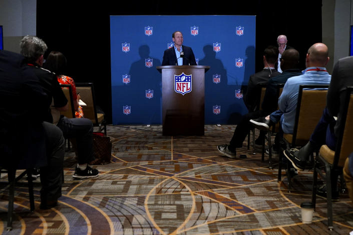 Jeff Miller, NFL Vicepresidente Ejecutivo de Comunicaciones y Asuntos Públicos, durante la junta anual con los dueños de equipos de la NFL. (AP Photo/Matt York)