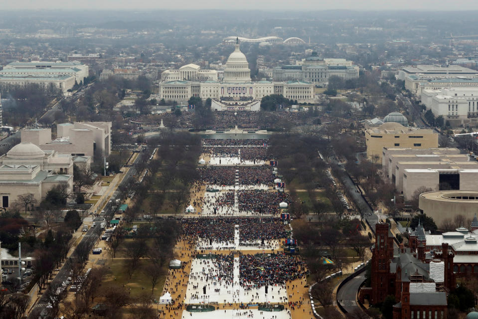 La inauguración de Donald Trump en 2017 tuvo una concurrencia importante, aunque habría sido menor que en las inauguraciones de Barack Obama.  (Reuters)