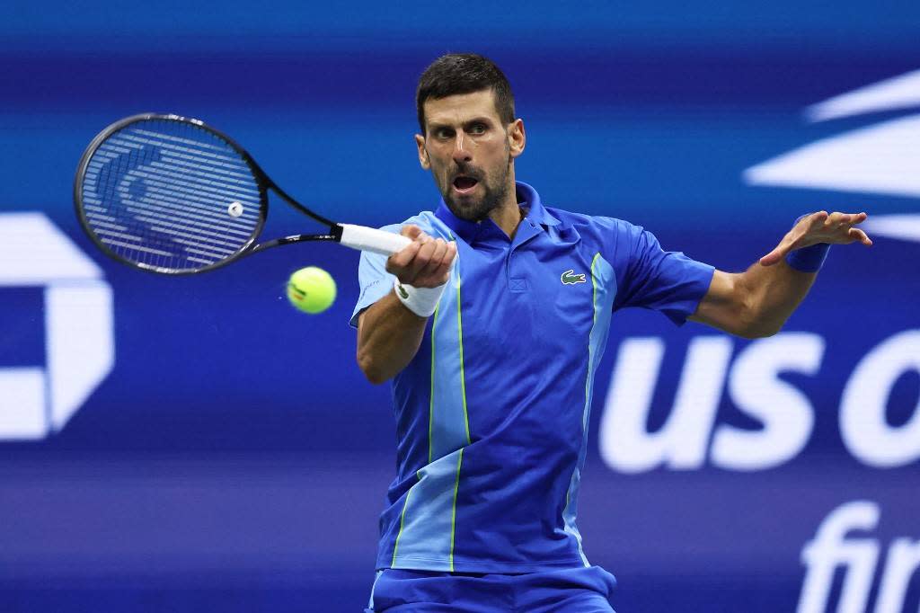 Novak Djokovic joue contre Daniil Medvedev pendant leur match de la finale du simple masculin lors de la quatorzième journée de l’US Open 2023 le 10 septembre 2023 à New York. 