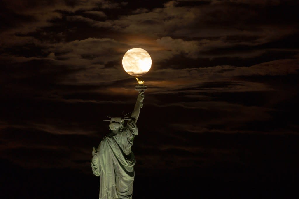 Nuevas fotografías muestran que la Luna podría tener más que solo colores grises. Getty Images