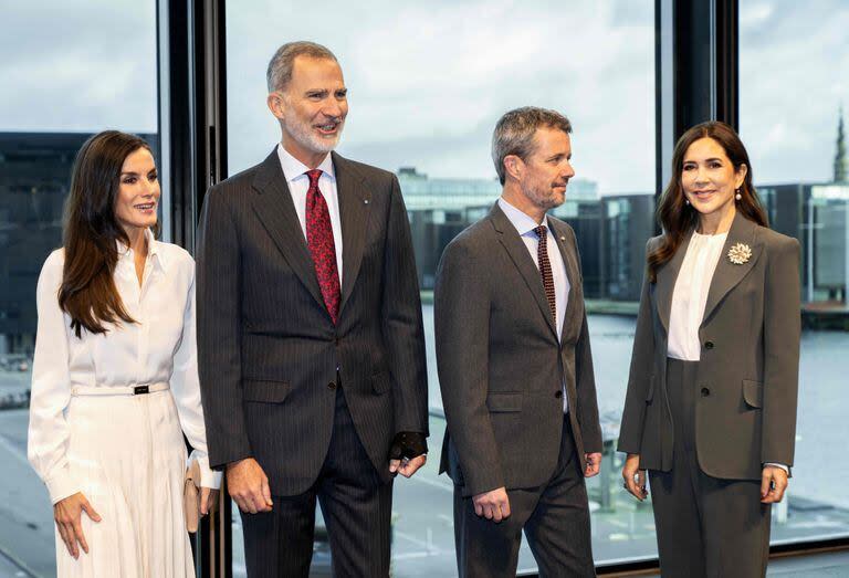 El príncipe heredero Federico de Dinamarca y la princesa heredera Mary son fotografiados en la Universidad de Copenhague durante una visita de la pareja real española, el 7 de noviembre de 2023. 