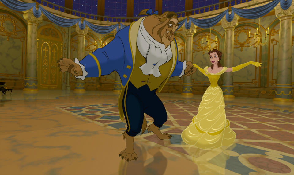 Wie im Original-Disneyfilm tanzen die sechsjährige Morgan und ihr Vater Brandon, beide verkleidet, zu dem Lied: “Märchen schreibt die Zeit”. Foto: Disney