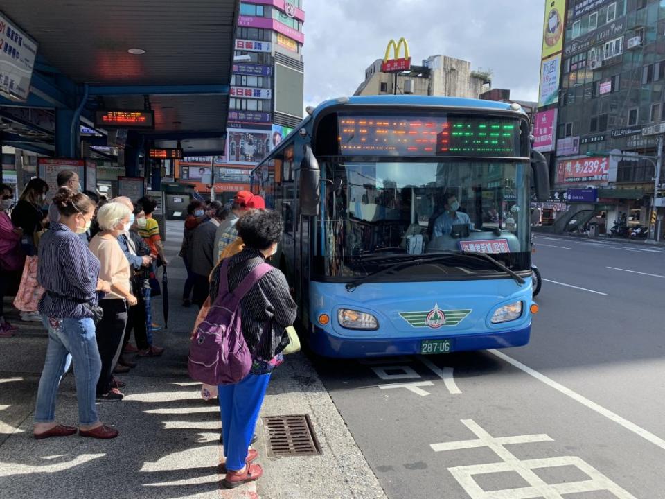 公車處招募駕駛四十名，月中公告簡章、十八日起報名。（記者楊耀華攝）