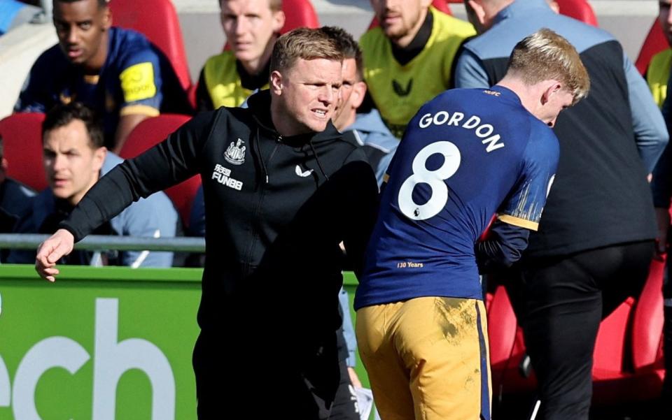 Newcastle United's Anthony Gordon with manager Eddie Howe after being substituted