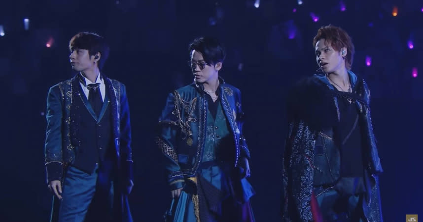 《KAT-TUN 15週年紀念演唱會》收錄KAT-TUN於2021年舉辦的15週年紀念巡迴。（圖／翻攝自KAT-TUN - 青天的霹靂Official Live Video ）