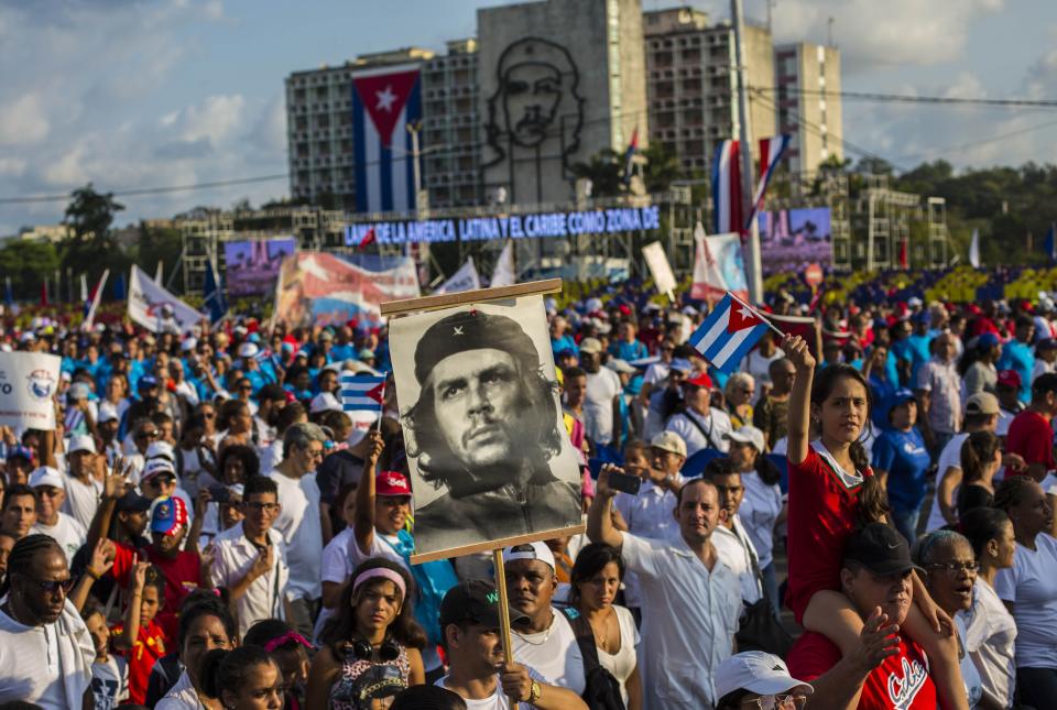 <p>In der kubanischen Hauptstadt Havanna feierten Hunderttausende mit einem Marsch den Tag der Arbeit. Sie zogen unter dem Motto „Einheit, Verpflichtung und Sieg“ durch die Straßen. An der Kundgebung auf dem Platz der Revolution nahmen der ehemalige Präsident Raúl Castro und der neue Staatschef Miguel Díaz-Canel teil. Es war der erste gemeinsame Auftritt der beiden Männer seit der historischen Machtübergabe vor zwei Wochen. (Bild: AP Photo/Desmond Boylan) </p>
