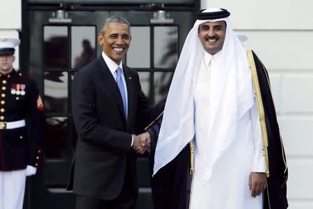 U.S. President Barack Obama (L) welcomes Qatar's Amir Sheikh Tameem bin Hamad Al Thani as he plays host to leaders and delegations from the Gulf Cooperation Council countries at the White House in Washington May 13, 2015. REUTERS/Jonathan Ernst