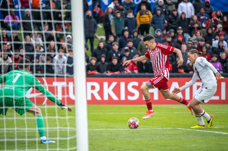 Olympiakos midfielder Antonios Papakanellos shapes to score the second goal (Fabrice COFFRINI)