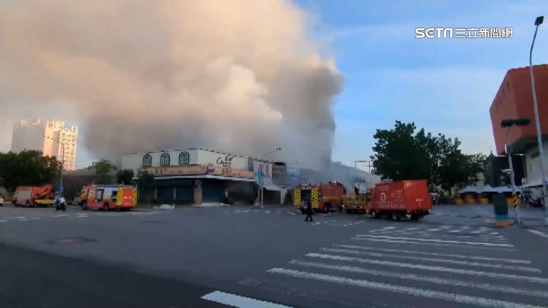 楠梓發生火警，火勢延燒整排店面。