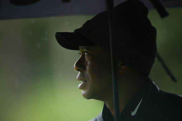 Tiger Woods bajo la lluvia, el peor escenario para sus dolores