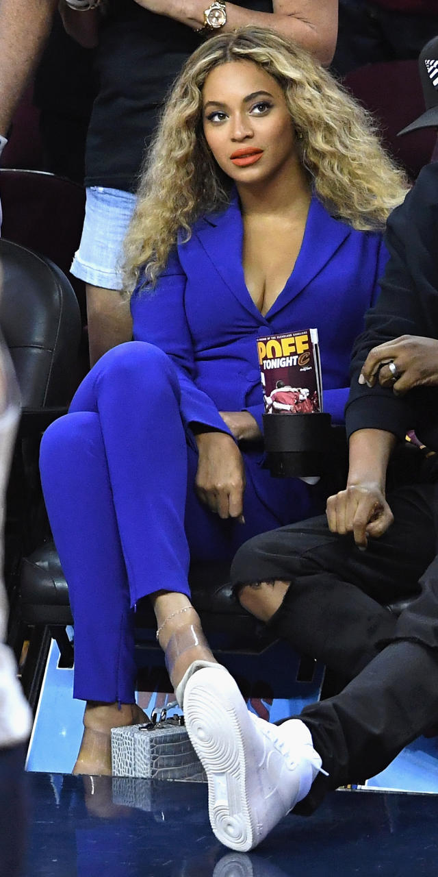 Blue Sports Z a with in Plunging Date Beyoncé for Yahoo Jay Stuns Courtside Suit - Her