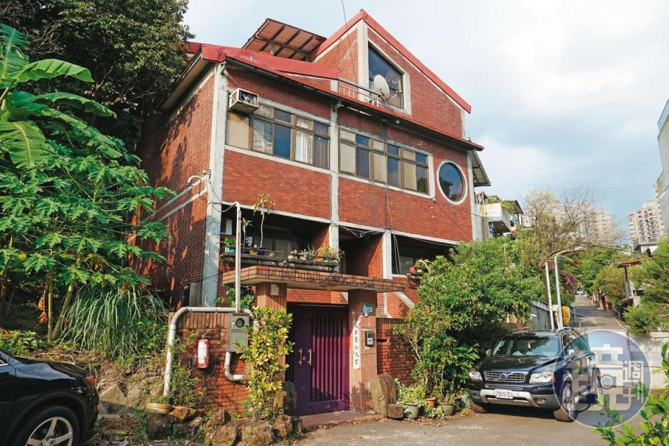司馬中原位於台北市文山區的豪宅市值上億元，卻遭外人覬覦，家人擔心日後房子出售也沒命可花。