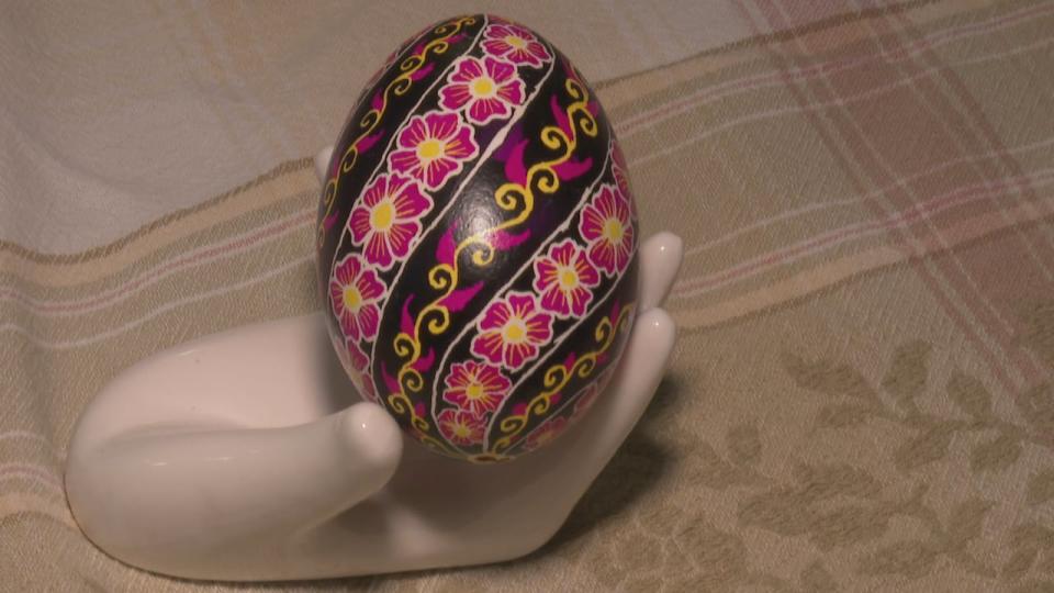 One of Reinder's pysanka using floral and curve details. 