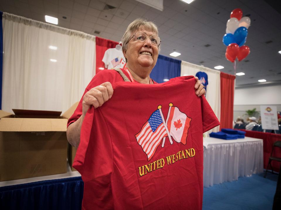 Rin VanHemert sells souvenir T-shirts during the Snowbird Extravaganza in Lakeland in 2019. The extravaganza returns to Lakeland for the first time since 2020.