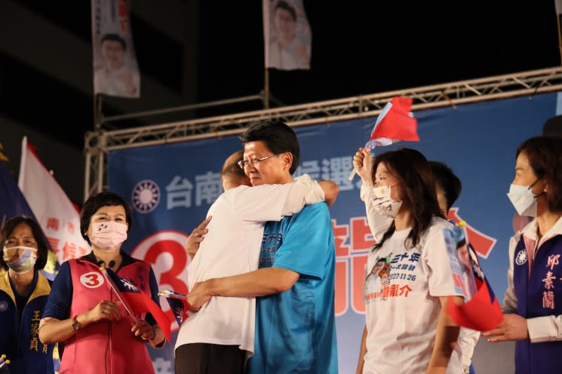 20221023-高雄市前市長韓國瑜跟國民黨台南市長候選人謝龍介睽違800天再次合體。（謝龍介辦公室提供）