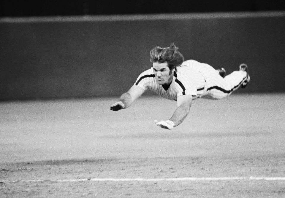 FILE - Pete Rose dari Philadelphia Phillies meluncur ke base ketiga selama pertandingan bisbol melawan New York Mets di Philadelphia, 3 Juni 1981. (AP Photo/Rusty Kennedy, File)