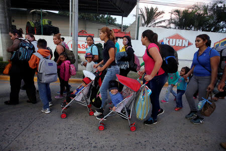 A large group of Hondurans fleeing poverty and violence, move in a caravan toward the United States, in San Pedro Sula, Honduras October 13, 2018. REUTERS/Jorge Cabrera