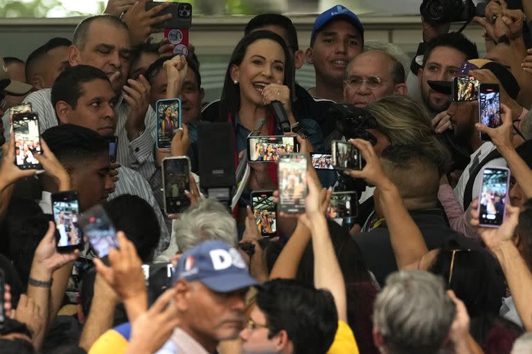 La líder opositora María Corina Machado habla con sus simpatizantes después de inscribirse para participar en las elecciones primarias de la oposición en Caracas, Venezuela, el viernes 23 de junio de 2023. (AP Foto/Ariana Cubillos)