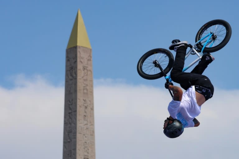 El 'rider' argentino José Torres Gil durante la final olímpica del BMX Freestyle, en la plaza de la Concordia de París, el 31 de julio de 2024 (Emmanuel DUNAND)
