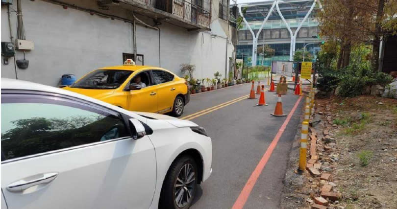 車輛被迫轉向或跨越雙黃線行駛。（圖／報系資料照）