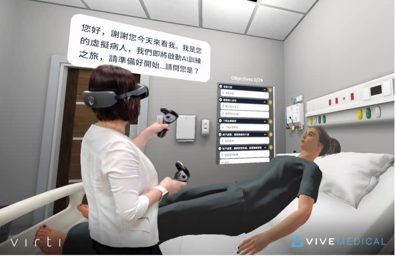 ▲亞洲大學護理學院院長吳樺姍使用VIVE XR Elite體驗AI虛擬病人教案製作成果。（圖／HTC提供）