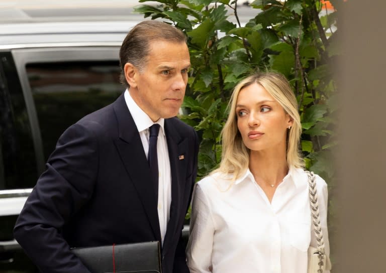 Hunter Biden, hijo del presidente Joe Biden, y su esposa, Melissa Cohen Biden, llegan al tribunal en Wilmington, Delaware, el 11 de junio de 2024. (RYAN COLLERD)