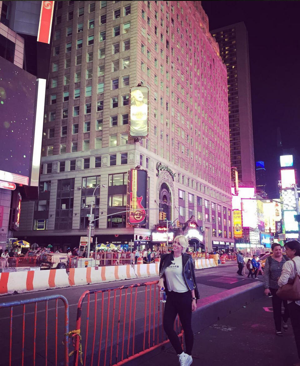 Turistas de luxe. La familia aprovechó para recorrer los rincones más icónicos de la ciudad que no duerme, entre ellos, la imponente Avenida Broadway. - Foto: Instagram.com/wanda_icardi