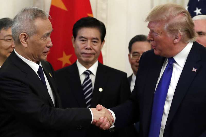 2020年1月15日，美國總統川普與中國國務院副總理劉鶴在白宮簽下《第一階段貿易協議》（AP） 