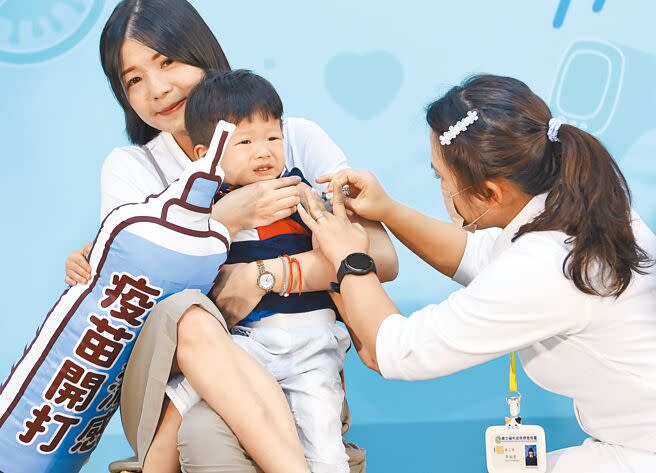 疾管署2日舉行「注您幸福 112年度流感疫苗開打」記者會，邀請一位媽媽帶著小朋友在現場施打疫苗，共同呼籲符合公費對象的民眾配合開打時程盡速接種。（陳俊吉攝）