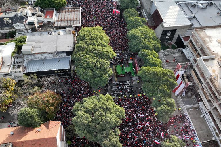 Miles de hinchas cubrieron la avenida Figueroa Alcorta para celebrar la inauguración del monumento de su ídolo.