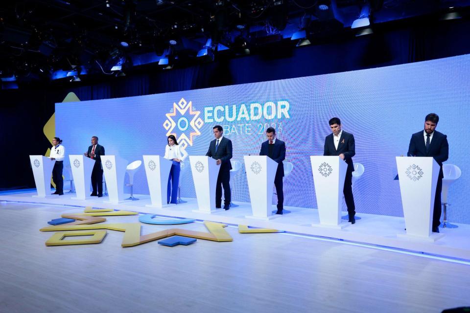 Plató de televisión con 8 atriles y 7 candidatos. 