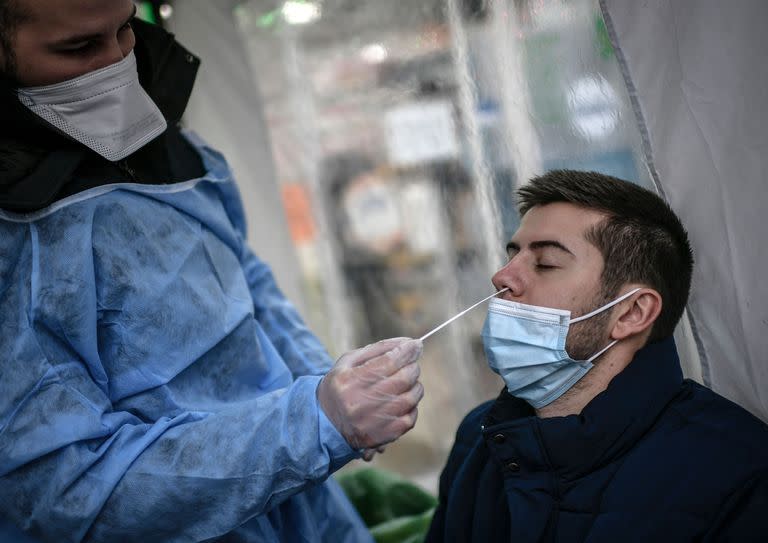 Los hospitales solo realizan hisopados a personas mayores de 50 años o con comorbilidades 