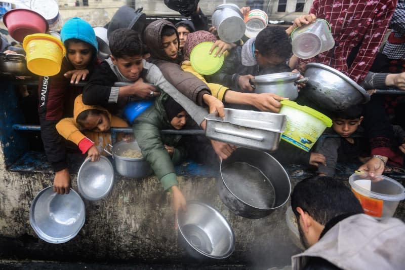 Displaced Palestinians wait to receive free food in Rafah in the southern Gaza Strip. Mohammed talatene/dpa