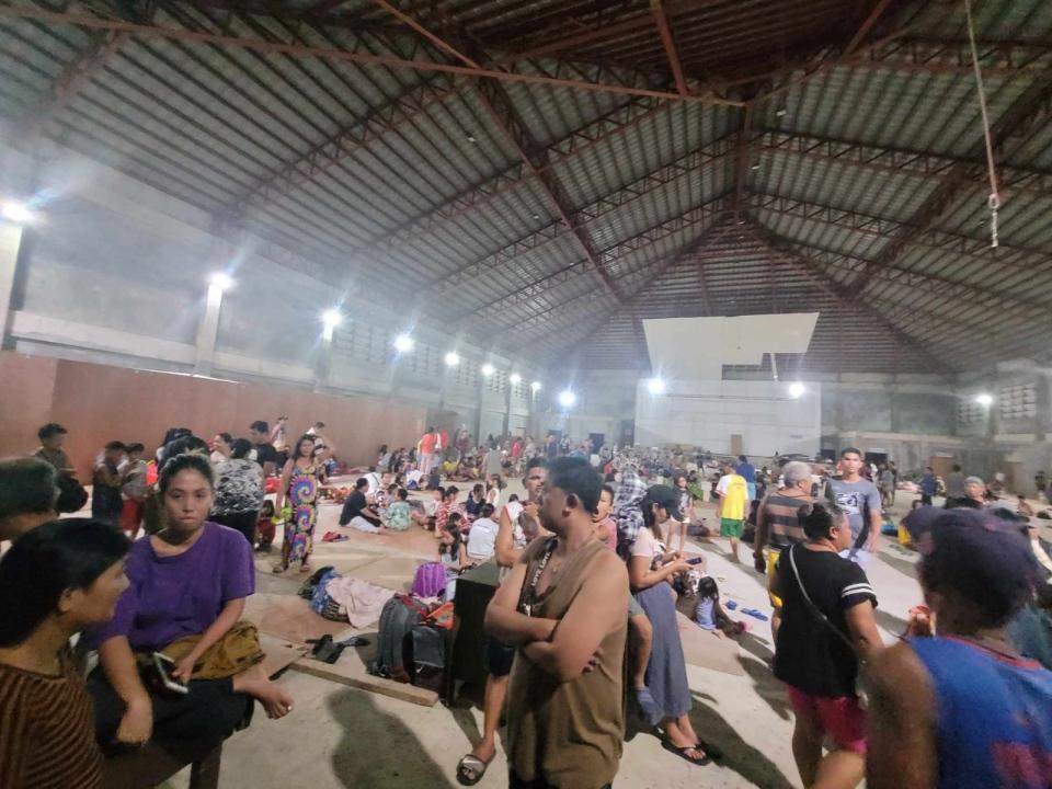 2023年12月2日，菲律賓南蘇瑞高省希納特萬鎮發生規模7.6地震，民眾撤到避難所。路透社