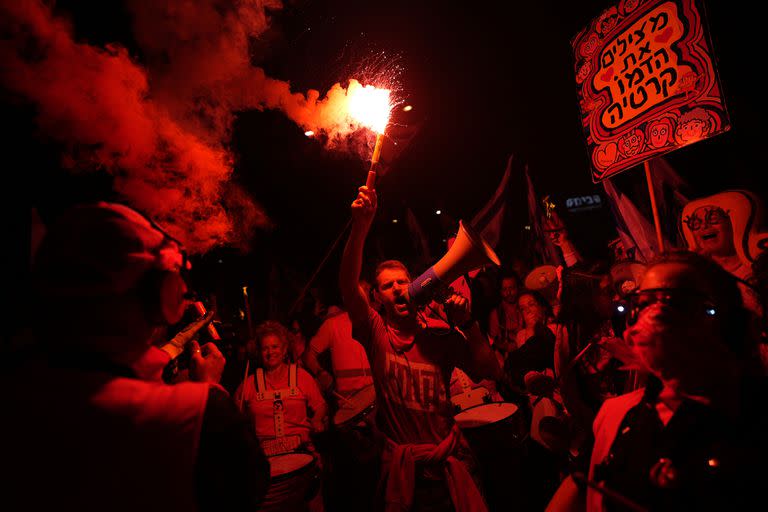 Numerosos israelíes protestan contra los planes del gobierno derechista del primer ministro Benjamín Netanyahu de efectuar cambios al sistema judicial, durante una movilización en Tel Aviv, Israel, el sábado 1 de abril de 2023. (AP Foto/Ohad Zwigenberg)